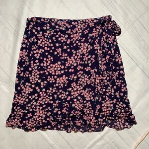 NWT Draper James floral Wrap skirt. Navy blue. Size L.